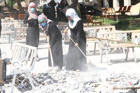 سكان غزة أثناء تنظيفهم للمناطق المتضررة من القصف. المصدر: مدونة داليا النجار.