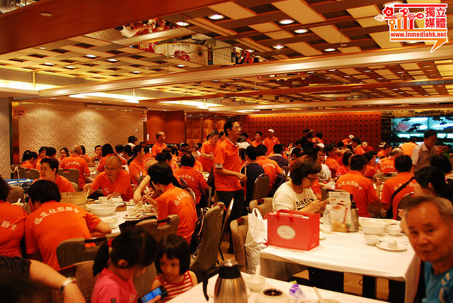 Photos showing the Fujianese Tong Xian Hui (fellow townsman association) hosting big lunch for their members before the rally. Photo from inmediahk.net