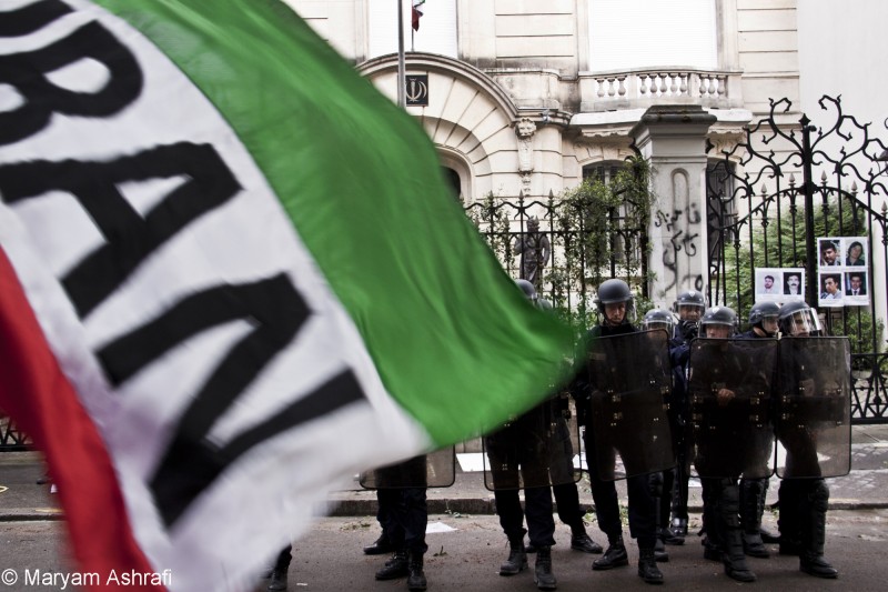 9. května 2010, před budovou íránského velvyslanectví v Paříži. Francouzská policie je v pohotovosti, zatímco Íránci protestují proti popravám pěti íránských a kurdských vězňů Islámskou republikou Írán ve věznici Evin.