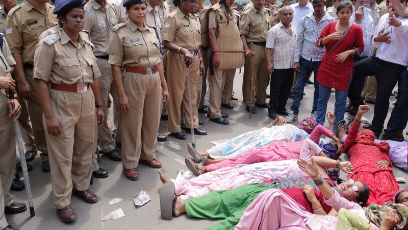 Protesta contra la desidia de las autoridades en un caso de violación de mujeres parias en la localidad de Bhagana (estado de Haryana). Imagen de Rajeev R Singh.
