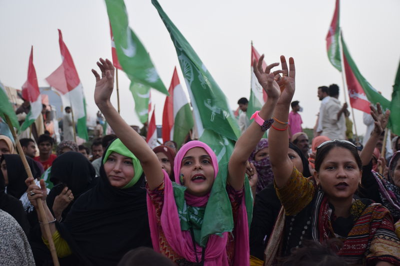 Demonstranti v obchvatu u města Hajdarábád organizují protest na podporu Islámábádské inqalab („revoluční“) demonstrace. Autor fotografie Rajput Yasir. Copyright Demotix (19/8/2014).