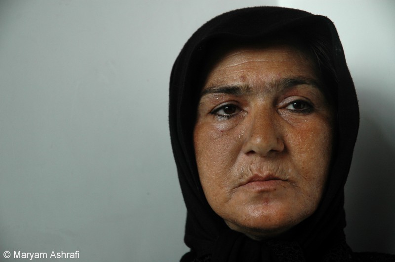 Ashrafi zachytila portrét zotavující se drogově závislé ženy v drop-in centru v teheránské organizaci Persepolis v roce 2005. Vysvětluje: „Byla donucena brát drogy -- věřila, že za tím byl záměr manžela, aby na něm zůstala závislá. Trvalo ji roky, než si uvědomila, do čeho byla vtažena. Utekla od svého manžela a požádala o pomoc, byla rozhodnuta s drogami skoncovat. Organizace Persepolis byla mezi několika málo íránskými nevládními organizacemi, které pomáhaly drogově závislým překonat svou závislost cestou postupného odvykání za použití metadonu.