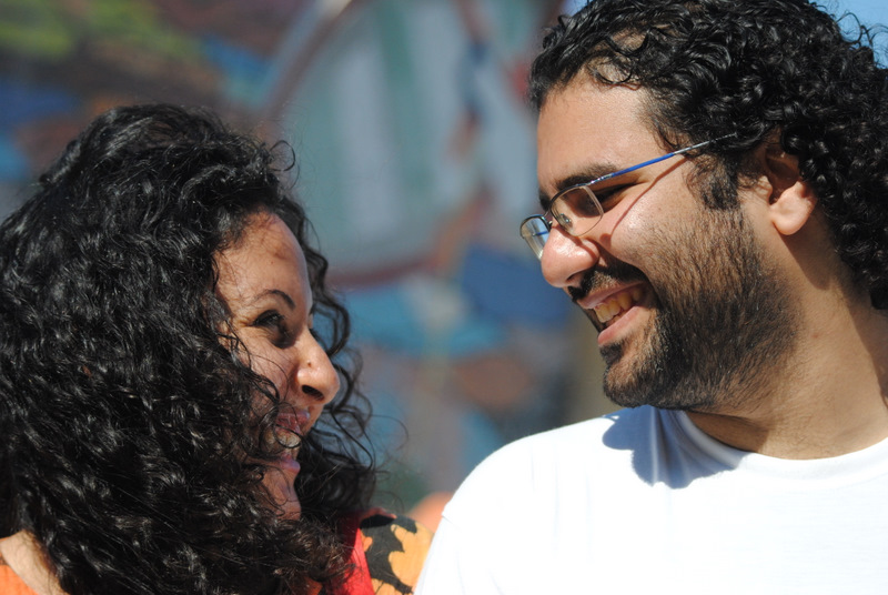 Alaa Abd El Fattah avec son épouse et partenaire intellectuel, Manal Hassan. Photo de Lilian Wagdy par Wikimedia Commons (CC BY 2.0)