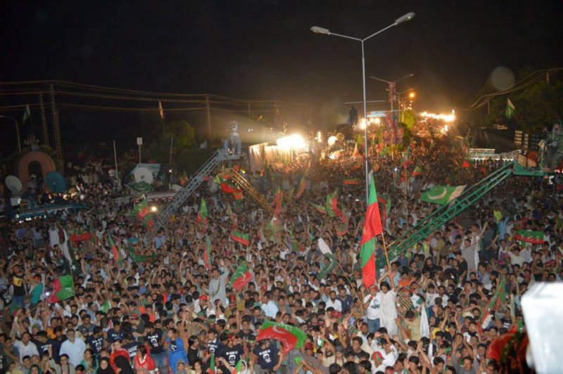 Demonstranti ze strany PTI na prostranství Aabpara Chowk v Islámábádu, 16. srpna 2014. Autor fotografie Asadwarraich. CC BY-SA 4.0