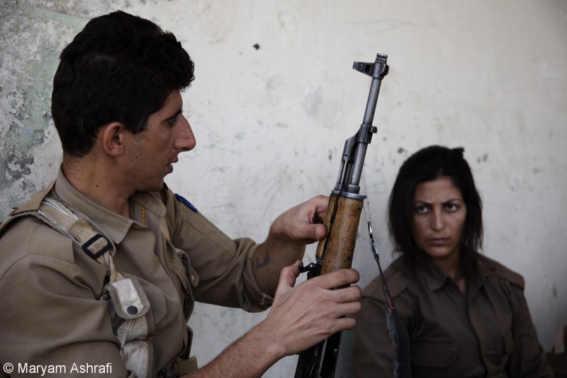 Koncem roku 2012 zachytila Ashrafi muže a ženy kurdské pešmergy, jak se ve vojenském výcvikovém táboru strany Komala íránského Kurdistánu učili zacházet se zbraněmi. Provincie Sulaymaniyah, Kurdistán.