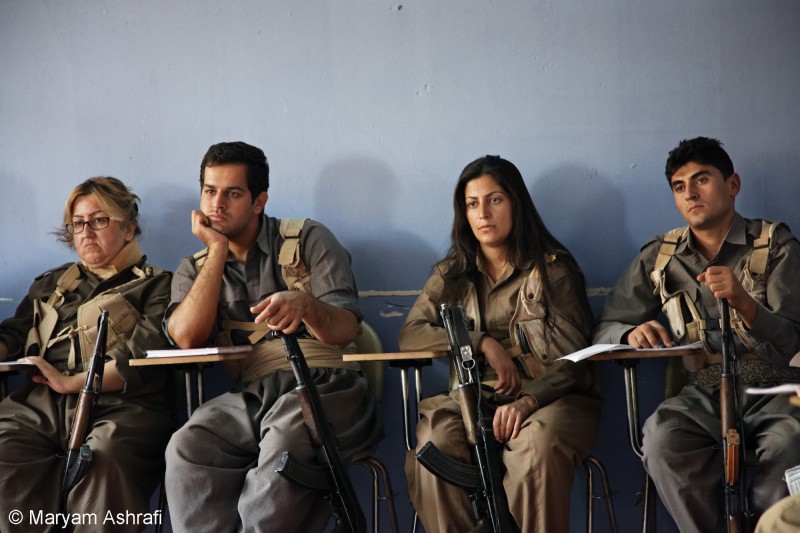 Příslušníci kurdské pešmergy během kurzu politické teorie ve vojenském výcvikovém táboře politické strany Komala íránského Kurdistánu. Vyfoceno během pobytu Ashrafi v provincii Sulaymaniyah v Kurdistánu v roce 2012.