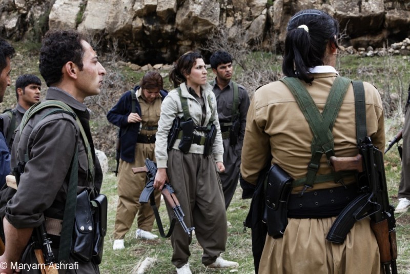 Konec roku 2012, provincie Sulaymaniyah, tábor politické strany Komala, kurdské odnože Íránské komunistické strany. Muži a ženy kurdské pešmergy, kteří nedávno zakončili svůj vojenský výcvik, testují své zbraně. Všechny fotografie poskytla Maryam Ashrafi a jsou použity s jejím svolením.
