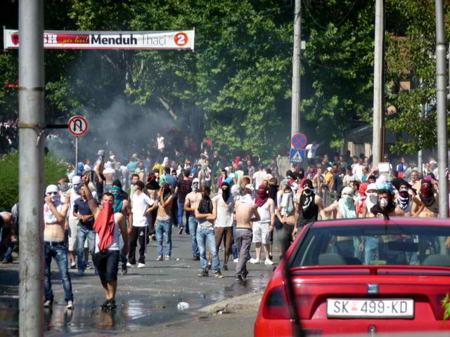 Protesty vypukly ve Skopje v červenci 2014 po odsouzení šesti etnických Albánců pro takzvané „vraždy teroristické povahy“. Autor fotografie Siniša-Jakov Marušić. BIRN © 2014, publikováno se svolením.