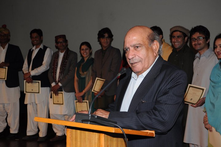 I. A. Rehman speaks at a event honoring his work. Photograph from I. A. Rehman Facebook page.