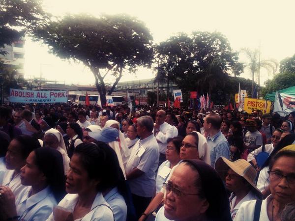 @venzie: People Power in Cebu! Thousands gathered here in Plaza Independencia to #SignUpVsPork! 