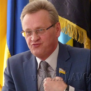 @ExileUA's Twitter avatar shows Slovyansk's acting mayor and city council head Alexandr Samsonov, who has been accused of siding with the rebels.
