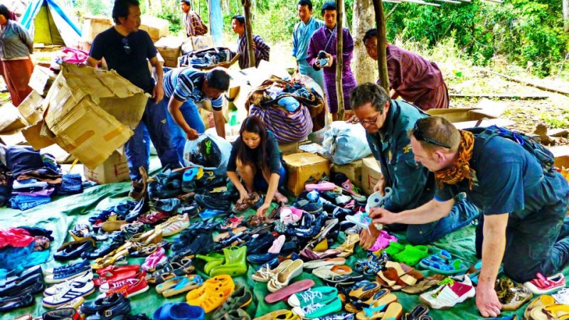 Motorkářský klub Bhútánští draci, který pomáhal při rozvážení bot, rozdal 742 párů bot v okrese Pemagatshel. Fotografie organizace Help Shoe Bhutan, použita se svolením.