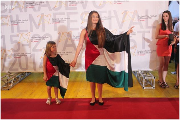 Sabina Šabić and her daughter, Sara, in the "flag gowns" at the Sarajevo Film Festival red carpet, August 2014. Photo by Davorin Sekulić/klix.ba, courtesy of Media Centar Sarajevo, used with permission. 