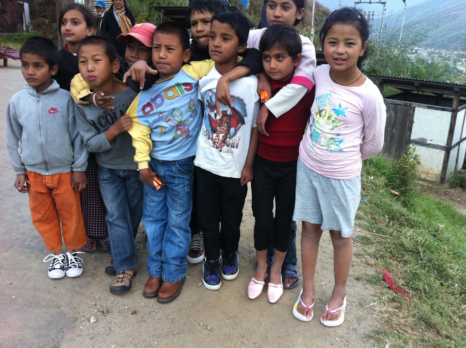 Šťastné děti s renovovanými botami. Fotografie organizace Help Shoe Bhutan, použita se svolením.