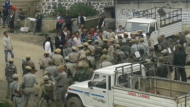 Protestující se setkávají s odporem ze strany bezpečnostních jednotek. Fotografie převzata z facebookové stránky Protestů proti vyhlášení paragrafu 144 trestního řádu v distriktu Ukhrul.