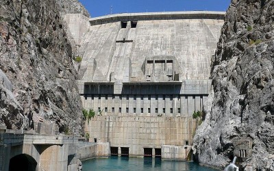 Přehrada vodní elektrárny pod Toktogulskou přehradní nádrží. Fotografie z Wikipedie.