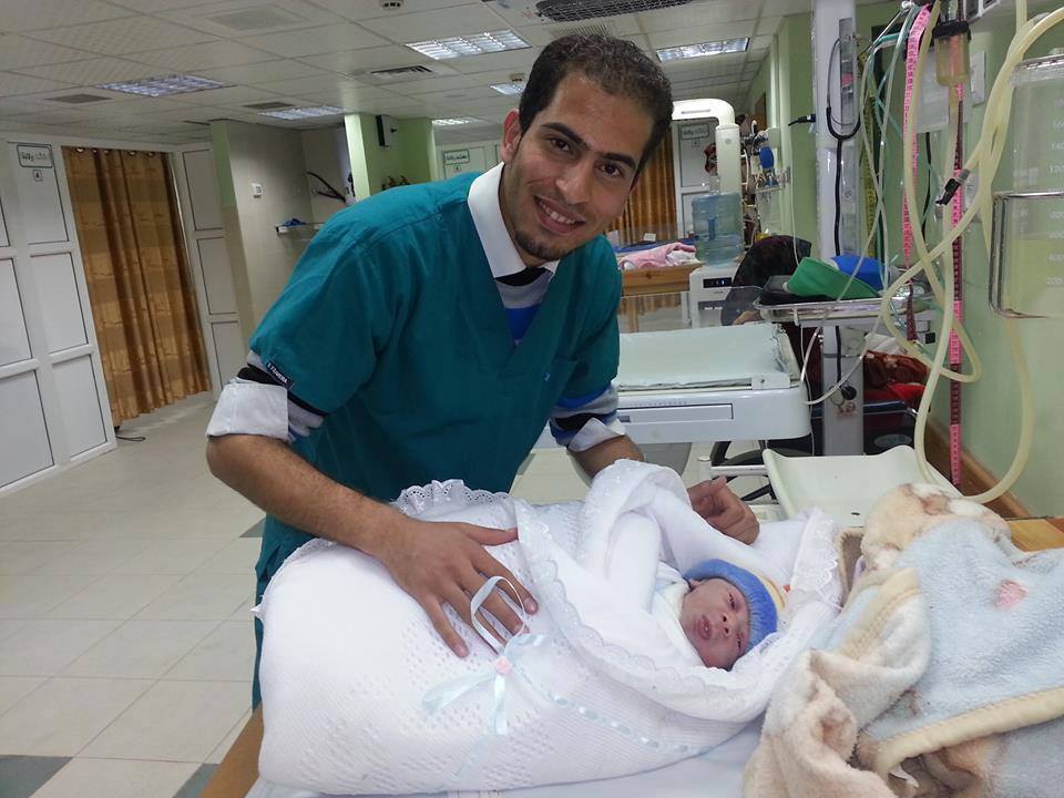 The image, shared on August 15, is captioned: "「この子は私がとりあげた最初の赤ん坊です。彼の名前はMazenといいます。アル・シファ医院で、Nashwa Skaik医師の指導の下での出産でした。私の人生で最も素晴らしい瞬間のひとつです。」"