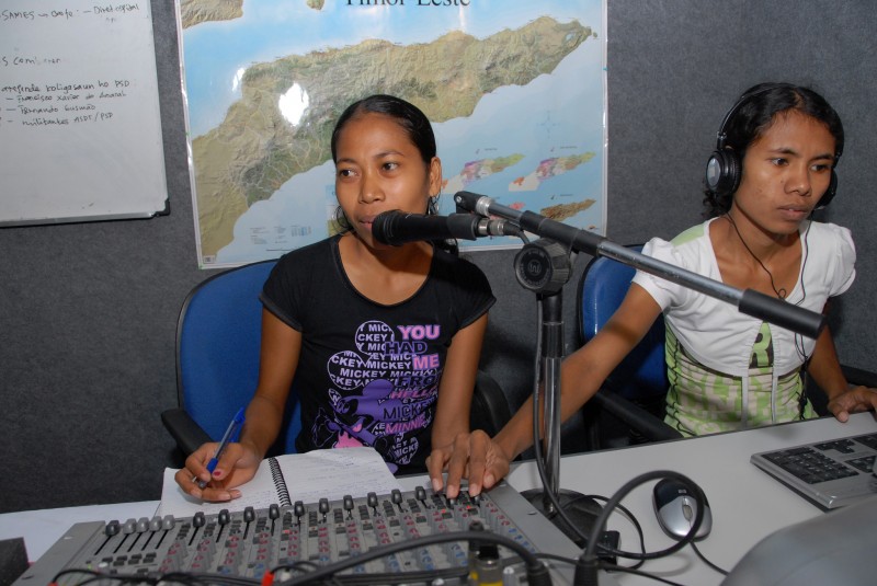 Jóvenes de Timor Oriental reciben formación periodística patrocinada por el Centro Independiente para el Periodismo. Foto de la página Flickr del archivo fotográfico DFAT (CC BY 2.0)