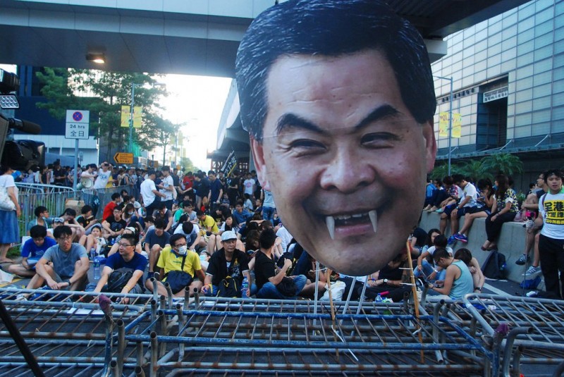  Dorazili další protestující a shromáždili se před sídlem vlády. Fotografie ze serveru inmediahk.net.