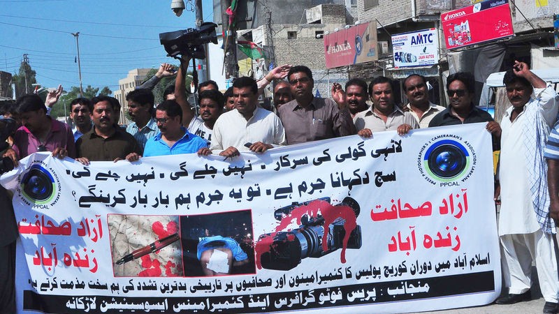 Novináři z měst Larkana a Naundero zahájili samostatné protesty a demonstrovali proti útokům na zástupce médií v Islámábádu ze strany pandžábské policie během zákroku proti stoupencům politických stran PTI a PAT. Autor fotografie Jamal Dawoodpoto. Copyright Demotix (31.8. 2014)