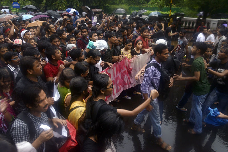 Estudiantes de Jadavpur protestan contra las acciones de la policía en el campus, exigiendo la dimisión del vicecanciller. Imagen de Reporter#47468. Derechos de autor Demotix (20/9/2014)