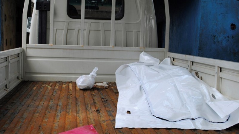 Si vede il corpo di una vittima del virus Ebola coperto con un lenzuolo sul retro di un camion a Monrovia, Liberia -Dominio pubblico 