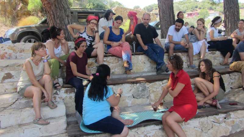 La edad y el origen no son barreras en Doğa Okulu. Aquí los residentes disfrutan de la charla en el anfiteatro, por Güneş Sönmez