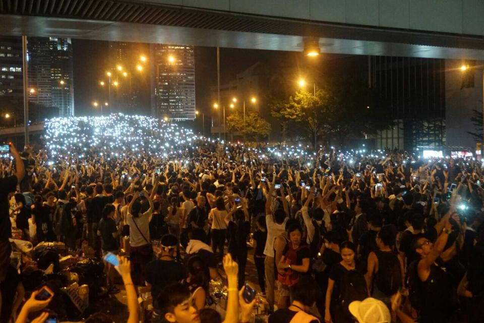  29. září večer. Tisícovky protestujících rozzářily Admiralty, podnikatelskou a komerční čtvrť v centru města.