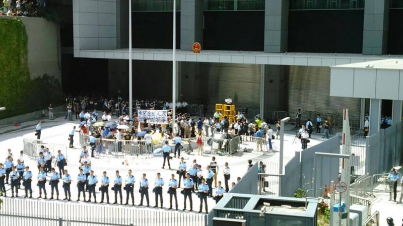 27 września 2014 po południu policja zablokowała plac Obywatelski i aresztowała 61 protestujących. Zdjęcie ze strony inmediahk.net na Facebooku.