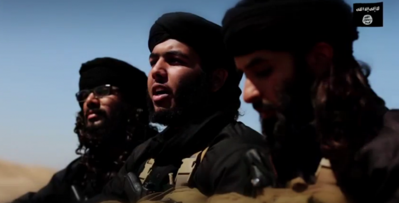 ثلاثة من المقاتلين الأربعة التابعين لتنظيم داعش في دعوتهم إلى حمل السلاح. صورة من فيديو نشر على موقع يوتيوب وتم تداوله على مواقع التواصل الإجتماعي.