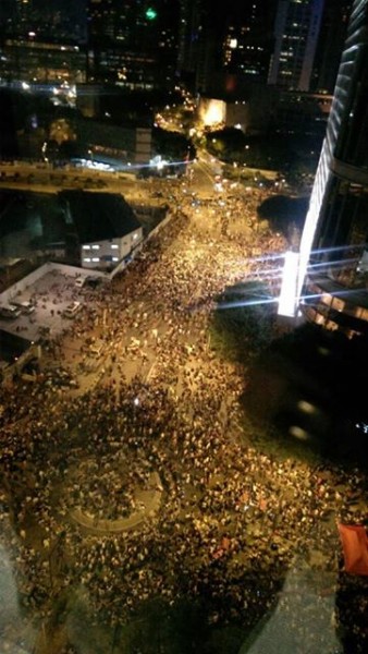 Tisícovky protestujících se 27. září pozdě večer stále ještě shromažďovaly před sídlem vlády. Foto z Facebooku, autor Fernando Cheung.