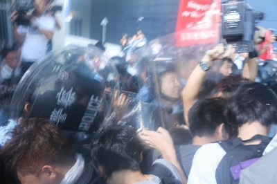 Zdjęcie wykonane przez Ng Cheuk Hanga, gdy on, wraz z innymi fotoreporterami, został przyparty do muru i potraktowany gazem pieprzowym. 