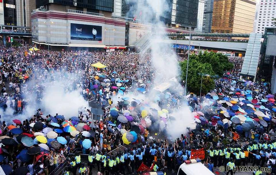Protestujący osłaniają się parasolami przed gazem łzawiącym. Zdjęcie z grupy na Facebooku: Hong Kong Demo Now
