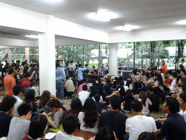  Kolem stovky studentů univerzity Thammasat se účastnilo přednášky o autoritarismu. Foto z webové stránky Prachatai, použito se svolením.