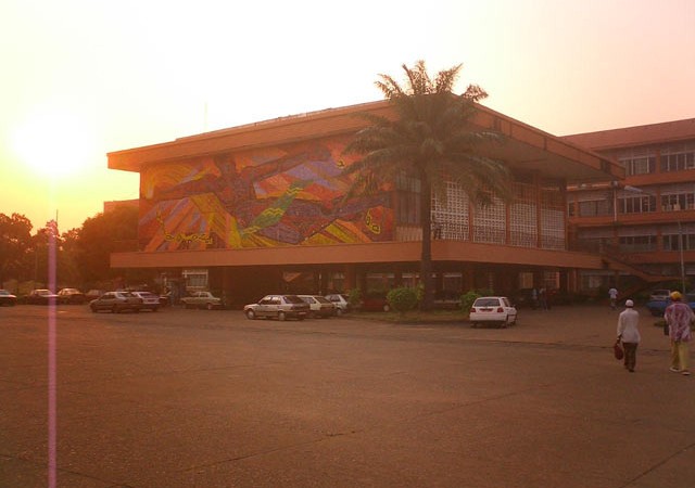  Universität von Conakry in der Abenddämmerung 
