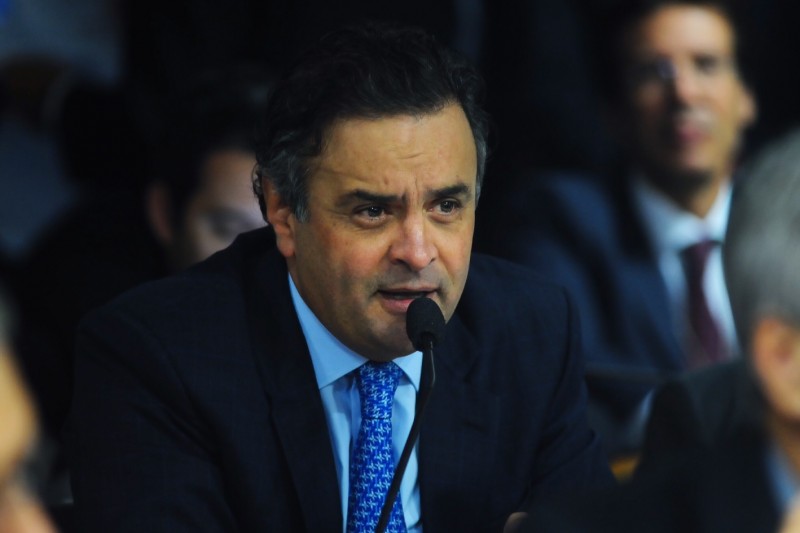 Aécio Neves has filed suit against Twitter demanding it discloses information on 66 users; now bloggers claim he's using fake accounst to deal with negative Youtube videos. Image by flickr official Aécio Neves account. CC BY 2.0
