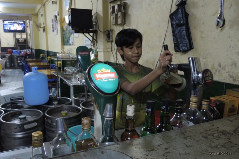 Pivnice v barmském městě Hpa-An. Fotografie pochází ze serveru Flickr od uživatele Axelrd, v rámci licence Creative Commons.