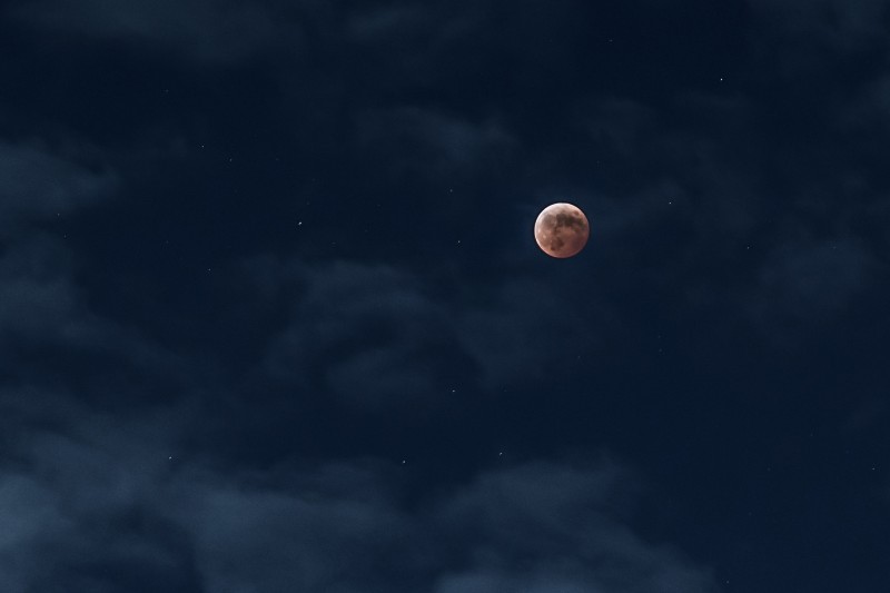 The lunar eclipse on October 8, 2014, Chiba Prefecture, Japan, by Les Taylor, CC 2.0.
