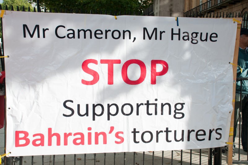 محتجون بحرينيون ضد دعم المملكة المتحدة لسياسة التعديب في البحرين. تصوير تيري سكوت في ١٢ تشرين الأول/ أكتوبر ٢٠١٣. حقوق النشر: Demotix