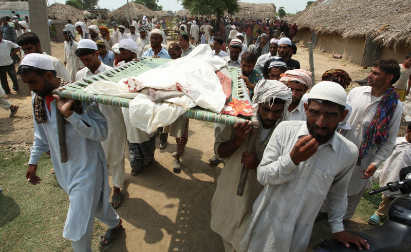 Indičtí vesničané nesou mrtvé tělo Akrama Hussaina, který byl údajně zabit během pákistánské minometné palby ve vesnici Jeora v pohraniční oblasti Ranbir Singh Pura, asi 32 kilometrů od indického města Džammú. Autor fotografie Amarjeet Singh. Copyright Demotix (23/8/2014).