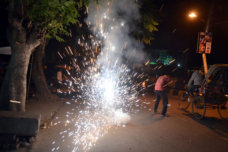 Indische Feuerwerkskörper um Diwali, das Fest des Lichts, zu feiern auf einer befahrenen Straße in Allahabad am 23. Oktober, 2014. Bild von Ritesh Shukla. Copyright Demotix.