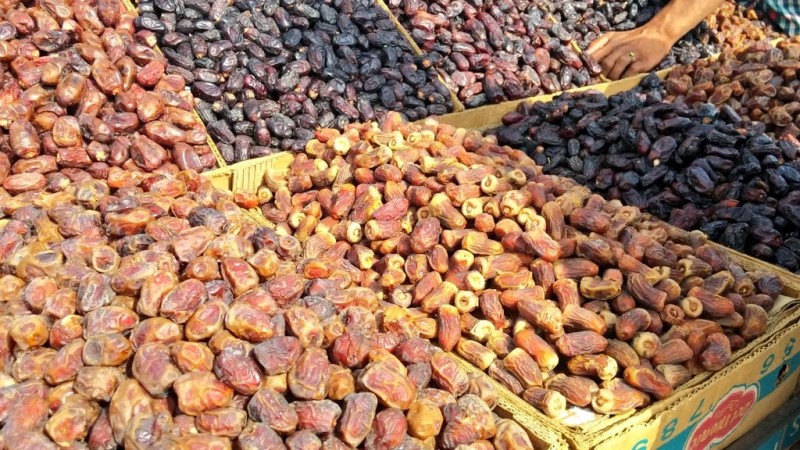 The Dates market in Medina KSA, Photo originally taken by Louloua from the blog "Pearl's Powder" posted under Creative Commons Attribution-NonCommercial 3.0 Unported License.