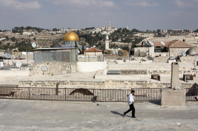 The rooftops of Jewish (West) Jerusalem with a view of the Temple Mount (East Jerusalem) in the background. Image by Flickr user Jelle Drok (CC)
