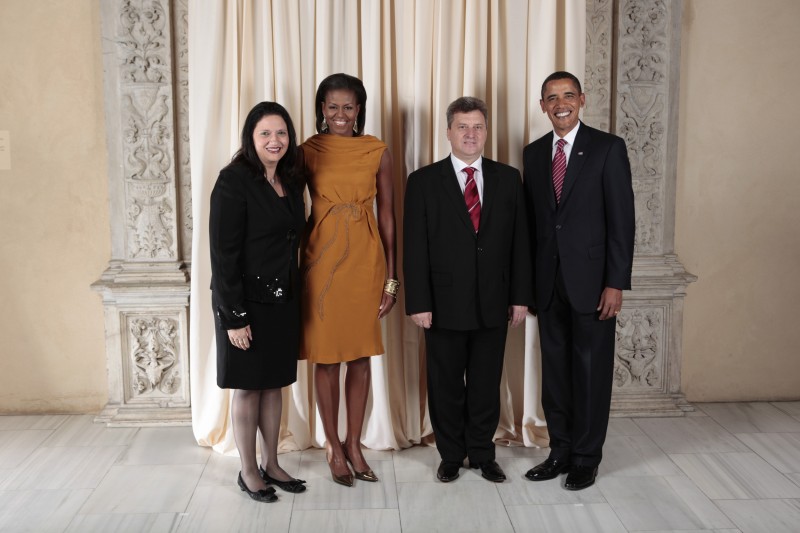 Makedonský prezident Ďorge Ivanov a jeho žena, Maja Ivanova, s prezidentem USA Barackem Obamou a první dámou Michelle Obamovou během recepce v Metropolitním muzeu v New Yorku v roce 2009. Oficiální fotografie Bílého domu, autor Lawrence Jackson. Volně šiřitelná fotografie.