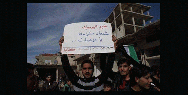 Kafranbel zeigt Solidarität mit Yarmouk, auf dem Plakat steht: Yarmouks Mägen sind mit Würde gefüllt, ihr Bastarde. Quelle: Facebook-Seite der Kampagne 'Wir wollen leben'