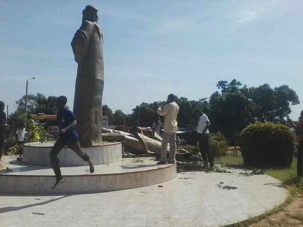Demonstranti strhli sochu prezidenta Compaorého ve městě Bobo Dioulasso v Burkině Faso – autor Edem Tchakou (použito se svolením).