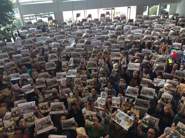 Zaměstnanci novin Apple Daily News ukázali své odhodlání udržet redakci v provozu navzdory útoku davu ze 13. října. Fotografie z Faceboku, účet uživatelky Chan Pui Man.