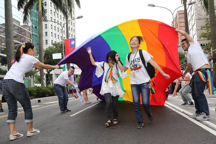 Walk under the rainbow flag. Photo by Sound of Silence. CC BY-NC 2.0.