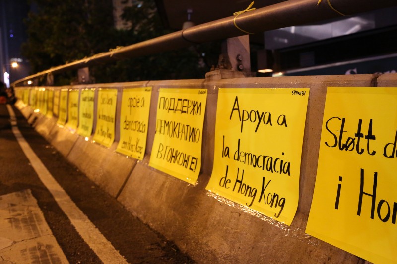 Výstavka nápisů v různých jazycích na podporu demokracie v Hongkongu, 1. října 2014. Fotografie ze serveru Flickr od uživatele Maria Madrona. V rámci licence CC BY-NC-SA 2.0.