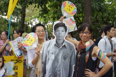 Lidé vzali Chengovu postavu s sebou na LGBT Pride Parade v roce 2014. Autora fotografie Lin Hsinyi. V rámci licence CC BY-NC 2.0.